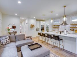 Modern Kirkland Home with Private Yard and Fire Pit!、カークランドのホテル