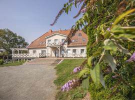Ruhig und idyllische Lage, strandnah, gratis Nutzung vom AHOI Erlebnisbad und Sauna in Sellin - Gutshaus Silvitz FeWo 02 โรงแรมที่มีสระว่ายน้ำในแบร์เกิน เอาฟ์ รือเจิน