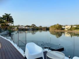 Spacious waterfront home with pontoon, pool, BBQ, hotel in Kawana Waters