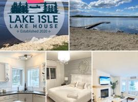 Beautiful Lakefront Cottage, Private Beach - Sleeps 16, Hotel in Seba Beach