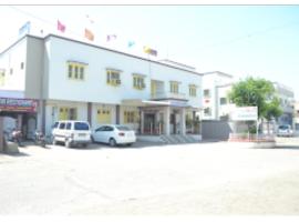 Hotel Rajdhani And Guest House Gujarat, khách sạn ở Hālol