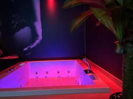 Red Room by Loveroomeo, hotel in Pontarlier