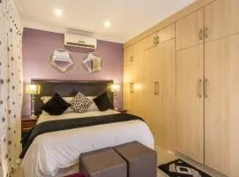 Ezulwini Guest House - Queen Room with Balcony for 2 guests in Ballito
