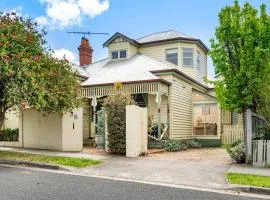 Heritage on Fairview - Classic Comfort in Geelong