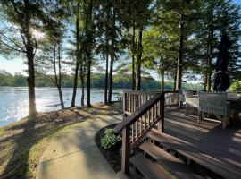 Mom & Pop's: Waterfront,Nature,Togetherness, hotel in Cambridge Springs