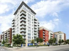 London - Apartment - Sleeps 2 - Garden - Pool