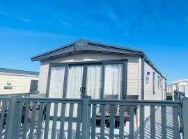 Pure-Living West Sands Sunshine and Sea View - 3 Bedroom lodge at SEAL BAY, hotel con piscina a Selsey