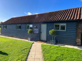 The Calf Shed - cozy cottage in peaceful Norfolk countryside – hotel w mieście Aldeby