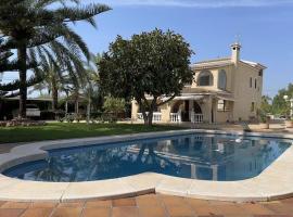 Villa Iluminada con piscina y barbacoa cerca Playa, hôtel à Elche