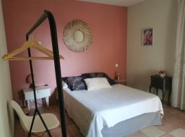 Chambre privée cosy, salle de bain et terrasse, hotel económico em Millas
