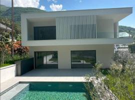 Villa d'architecte entre lac et montagnes, holiday home in Saint-Alban