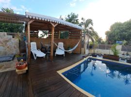 Maison meublée F2 avec vue et piscine, hotel in Ravine des Cabris