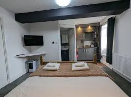 The White Lion Hotel, Church Road, Yate BS37 5BG Self-check-in FREE PARKING Walk away from the centre of Yate!