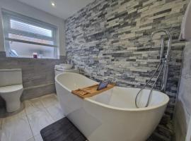 3 bedroom modern house. Merthyr Tydfil near bike park wales and Brecon Beacons National park, hotel in Dowlais