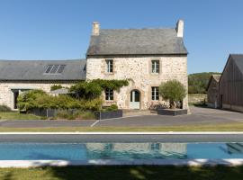 Maison cosy avec Spa privatif et piscine chauffée près Vitré et Rennes, villa em Val-dʼIzé