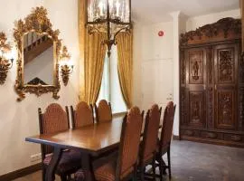Luxury Medieval 2 Storey apartment with Antique Furniture in Old Town