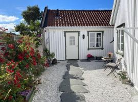 Idyllisk lite anneks med enestående uteplass, budgethotell i Larvik