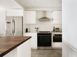 Luxury Condominium with Rustic Minimalist Style, luxusszálloda Mont-Tremblant-ban
