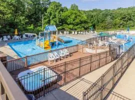 Branson Condo at Stonebridge Golf Resort with Pool and Wi-Fi close to Silver Dollar City