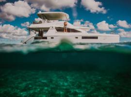 Ultimate Tulum Luxury Yacht Experience: All-Inclusive, ubytování na lodi v destinaci Puerto Aventuras