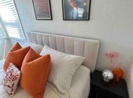 Villa Entire Home by Newport Beach, Disneyland and SNA! pilsētā Kostamesa