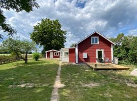 Charmig, nyrenoverat och fullt utrustad stuga. Anpassad för hundar, nära till naturen och havet. Gångavstånd till golfbana., vacation home in Kalmar