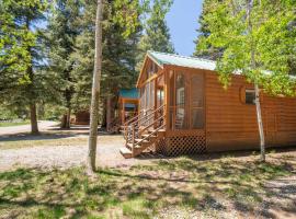 The Colorado Spruce Cabin #15 at Blue Spruce RV Park & Cabins, hotel with parking in Tuckerville