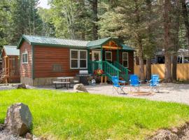 The Fox Den Cabin #14 at Blue Spruce RV Park & Cabins, hotel with parking in Tuckerville