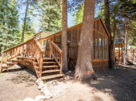 The Cottonwood Cabin #17 at Blue Spruce RV Park & Cabins, hotel in Tuckerville
