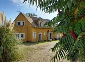 Villa suzana, family hotel in La Suze-sur-Sarthe