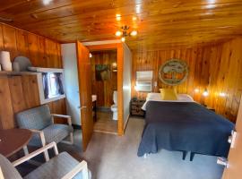 Cabin 8 at Horse Creek Resort, Cama e café (B&B) em Rapid City