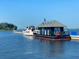 Het VaarHuis - Beachclub Sneek, boot in Offingawier