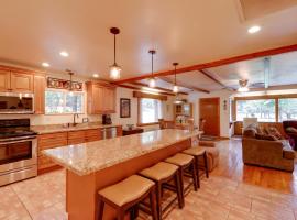 Cozy Cabin on 1 Acre in Premier Pine Neighborhood, מלון בPine