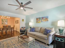 Steps to Beach & Downtown! Spacious Beach Bungalow #2, hotel with parking in Lake Worth