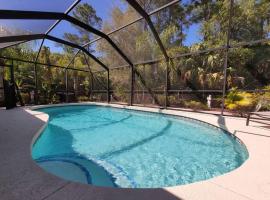 Beautiful Heated Pool Home with Backyard Oasis, casa vacacional en North Port