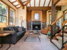 Alpine Escape by Tahoe Getaways - Shuttle to Ski Slopes & Fireplace