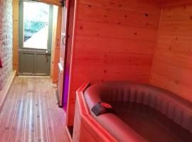 Maisonnette duplex avec jacuzzi/sauna attenant、Saint-Martin-des-Entréesのホテル