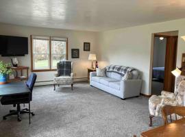 Spacious Bass Creek Apartment B near Peace Trail, hotel v destinaci Afton