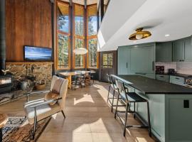 Birchwood Retreat by Tahoe Getaways - Newly Remodeled Pet Friendly Home in Alpine Meadows with Wood Fireplace, Hot Tub & Ski Shuttle!, hotel v destinaci Alpine Meadows