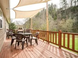 Sevierville Home with Hot Tub about 4 Mi to Dollywood!