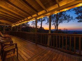 King Beds, VIEWS, Fire Pit, Spa, No Fees, New, Private, Games, holiday home in Sevierville