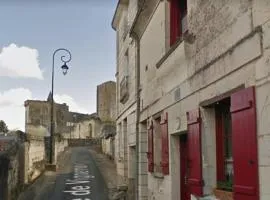 La Maison du Donjon - Gites de 8 personnes, parking privé avec jardin terrasse