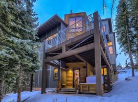 Parade of Homes triple award winning estate, short WALK TO SLOPES, sprawling modern luxury!!, hotell i Copper Mountain