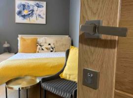 4- Lovely 1-bedroom serviced apartment West Midlands, hotel v destinaci Lower Gornal