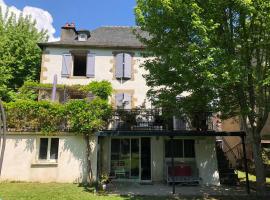 Agréable maison de village avec jardin., rumah liburan di Beaulieu-sur-Dordogne