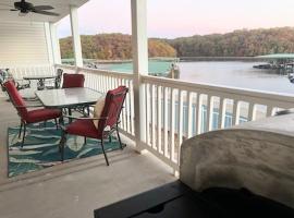 Lake Front Condo with a Balcony!, hytte i Osage Beach