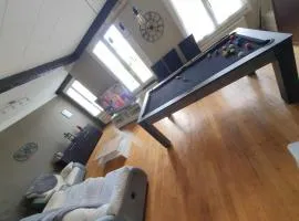 Spacieux - LITERIE HAUT DE GAMME - Billard - Fléchette -TV 65" - Netflix - Amazon Prime- LIT KING SIZE - 4 chambres - Jeux enfants - Terrasse - Barbecue - Géré par Presta-Zen'Services- Chez Aline