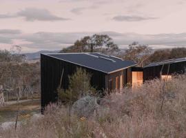 Common Kosci - luxury bespoke cabin in the Snowies, hotel with jacuzzis in Jindabyne