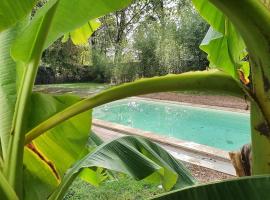 Villa chic Au bois joli Piscine privée 4 chambres 4 kms de Bergerac, dans le Périgord pourpre – hotel w mieście Lembras