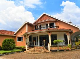 Beautiful home opposite Speke Resort Munyonyo near Lake Victoria, cabaña o casa de campo en Kampala